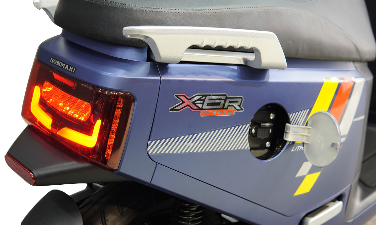 Xe tay ga điện Honmaki X6 chổ sạc pin được thiết kế rất ấn tượng